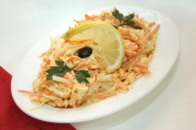 Salată de crudități cu piept de pui și maioneză