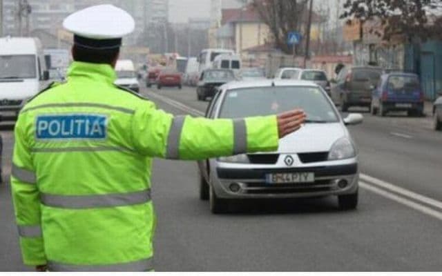 Poliţia română publică un text al poliţistului-blogger Marian Godina: Cum e să dirijezi circulaţia în intersecţie