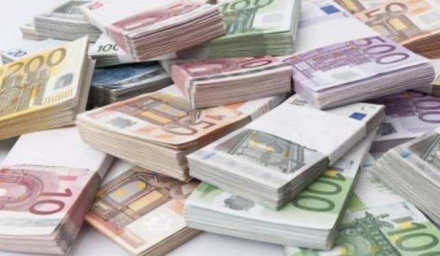Zeci de mii de euro, îngropate în saci de plastic au fost găsite de politiști