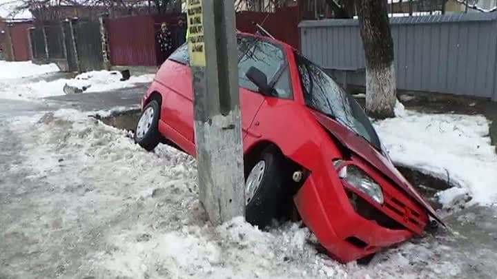 ACCIDENT grav din cauza poleiului! Şase persoane, printre care şi o gravidă, au ajuns la spital -  VIDEO