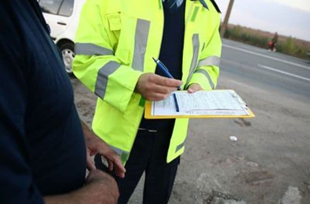 Cu toate că avea permisul de conducere suspendat s-a urcat la volanul maşinii