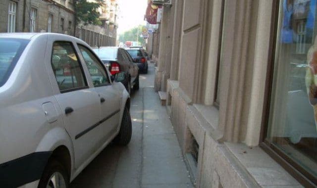 Proiect de lege, depus la Senat. Parcare interzisă pe trotuar, dacă...