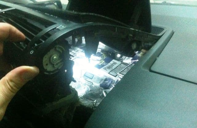 Ţigări de contrabandă ascunse în bagaje şi în bordul unui autovehicul