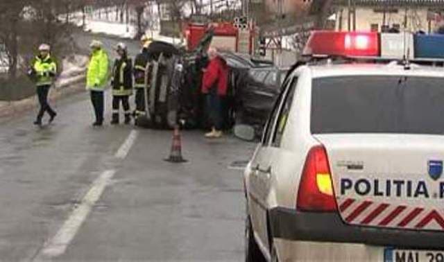 Accident pe drumul Dorohoi-Suceava! Două mașini parcate, distruse de un șofer neatent! - FOTO