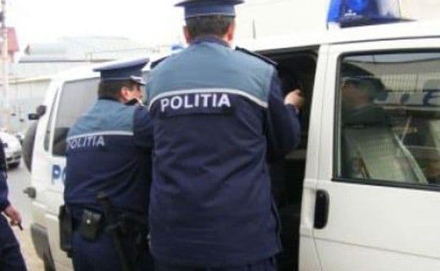 Bărbat din Dorohoi reţinut după ce a lovit un poliţist
