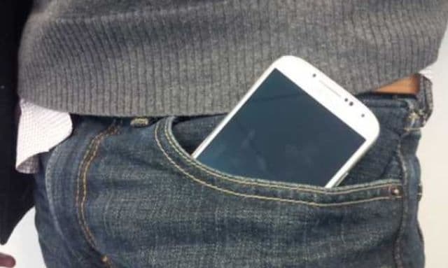 Pericole la care te expui dacă ţii telefonul în buzunar