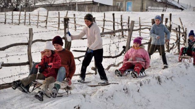 Copil de 9 ani din Lozna, rănit la săniuş. Medicii l-au operat de urgenţă