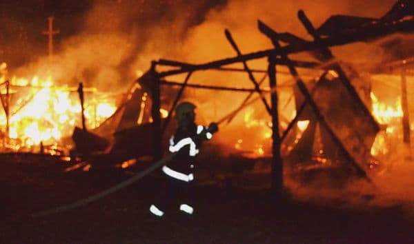 Depozit de lemne distrus, parțial, într-un incendiu! Pagube de peste 30 mii lei