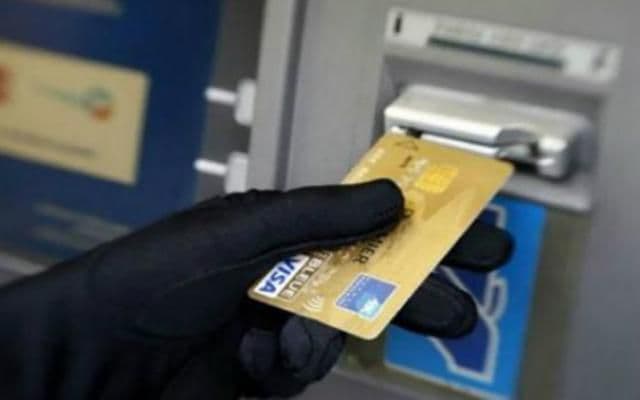 Doi români, reținuți de DIICOT pentru furt din ATM-uri