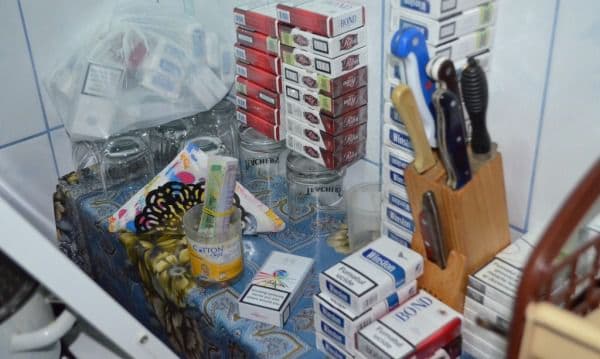 Ţigări, alcool şi importante sume de bani ridicate de poliţiştii de frontieră în urma unor percheziţii - FOTO