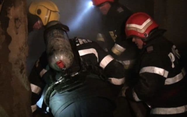 Incendiu în această dimineață la Broscăuți! Bărbat rănit după ce flăcările i-au cuprins locuința