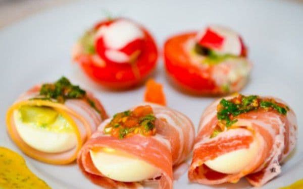 Ouă umplute cu bacon