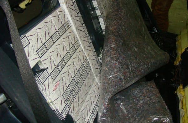 Peste 5.000 de ţigarete de contrabandă descoperite în bancheta unui autoturism