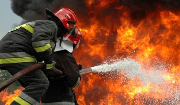 Incendiu produs în această dimineaţă. Femeie arsă de vie, găsită decedată în faţa casei!