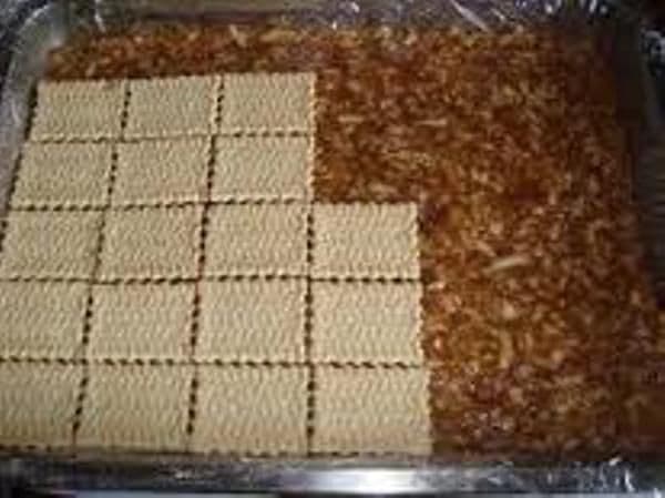 Prăjitură de biscuiți cu mere și zahăr ars