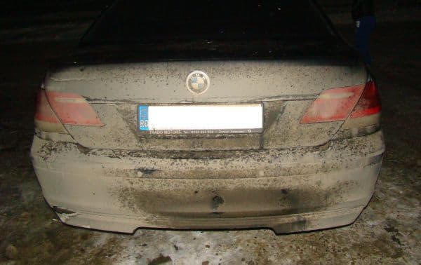 Ţigări de contrabandă ascunse în roata de rezervă şi sub podelele portbagajelor unor autovehicule - FOTO