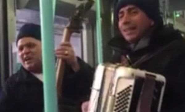 Doi români cântă bestial „Constantine, Constantine”  într-un tramvai din Geneva! Elvețienii îi aplaudă și le dau bani! - VIDEO