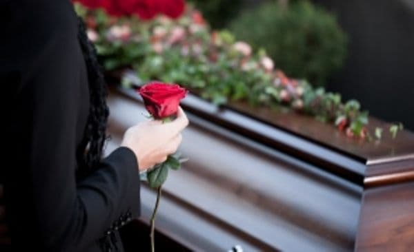 Noua lege a serviciilor funerare: Nu mai este permis priveghiul acasă! Ce se mai schimbă