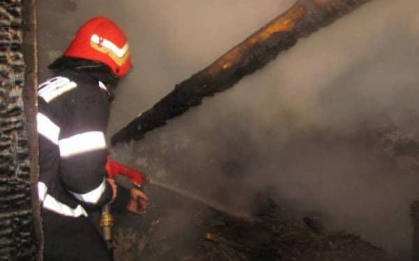 Moarte cumplită pentru un bărbat din Brăeşti. A murit carbonizat într-un incendiu care i-a cuprins casa!