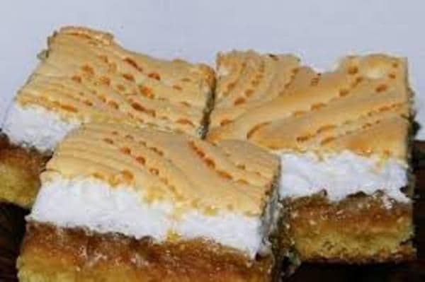 Prăjitură pufoasă cu gem și bezea