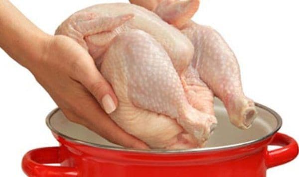 Cum se dezgheaţă corect carnea de pui