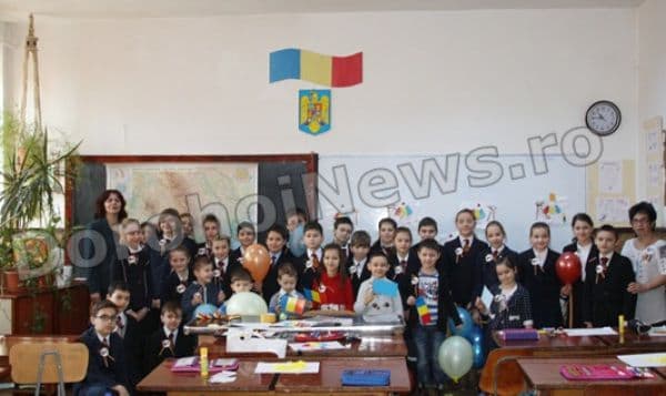 „Hai să dăm mână cu mână!” elevi şi preşcolari de la Şcoala Gimnazială „Spiru Haret” şi Grădiniţa cu P.P. nr. 6 Dorohoi - FOTO
