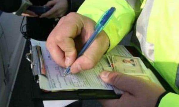 Cu autoutilitara la plimbare deși nu deținea permis de conducere pentru nicio categorie de vehicule