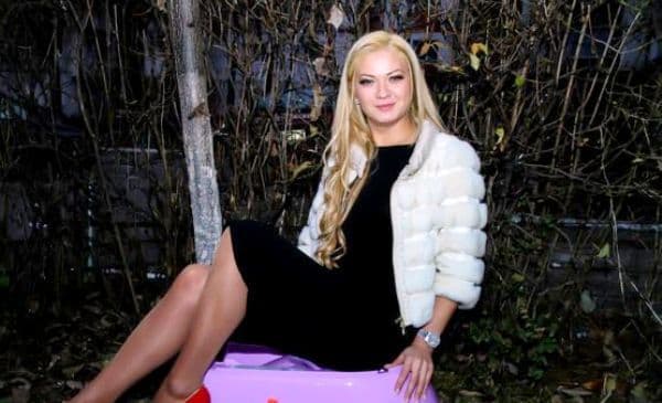 Blonda din Botoșani care s-a iubit cu doi miniștrii și un deputat