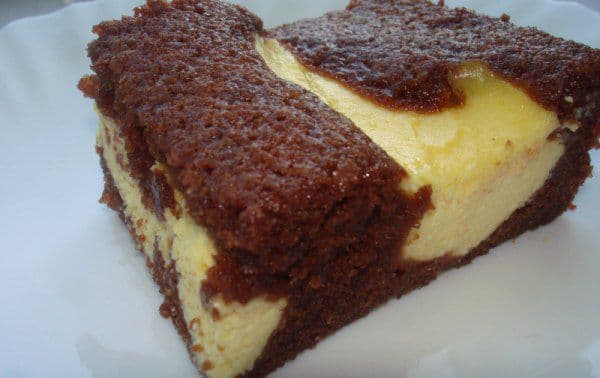 Prăjitură cu brânză în blat de cacao