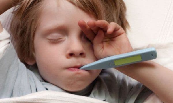 Greşeala pe care o fac toţi părinţii când copiii fac febră. Avertismentul medicilor