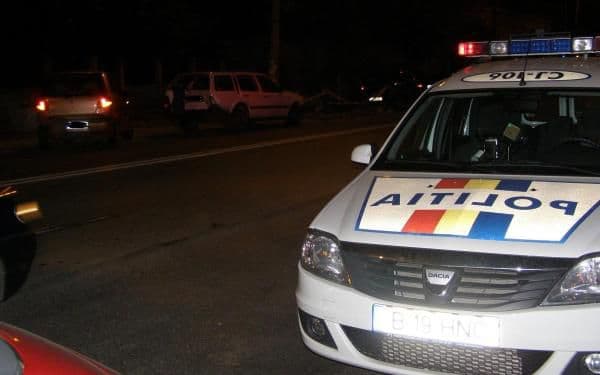 Tânăr aflat în arest la domiciliu s-a urcat la volanul maşinii fără permis de conducere şi a produs un accident