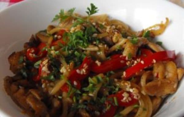 Pui în curstă de miere cu susan și paste cu legume