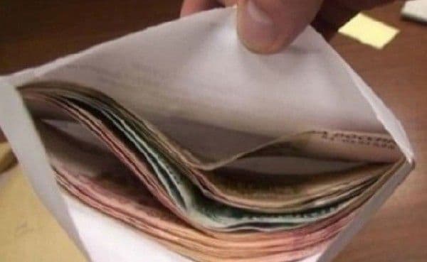 Un român anonim lasă plicuri cu bani prin oraş. Ce trebuie să faci cu jumătate din banii găsiţi!