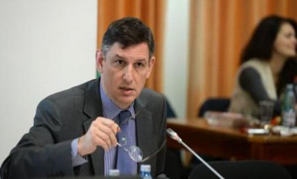 Vicepremierul, la un pas de accident. Costin Borc era să lovească o maşină