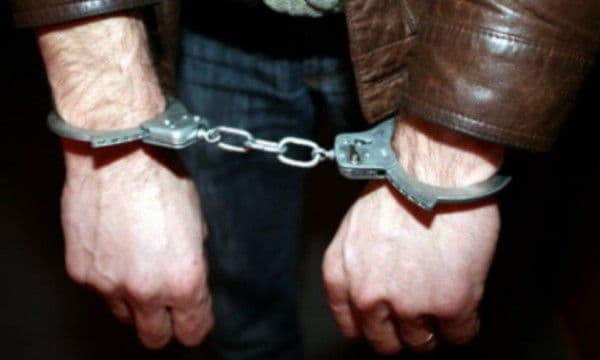 Bărbat încătușat după ce s-a izbit cu mașina într-un gard și a făcut un scandal de pomină