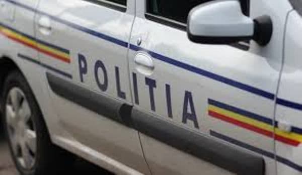 Trei persoane au ajuns la spital, după ce mașina în care se aflau a intrat într-un copac. Una dintre victime transferată la Iași!