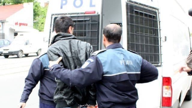 Tânăr din comuna Suharău reținut de polițiști după ce a atacat o bătrână și a adormit în casa victimei