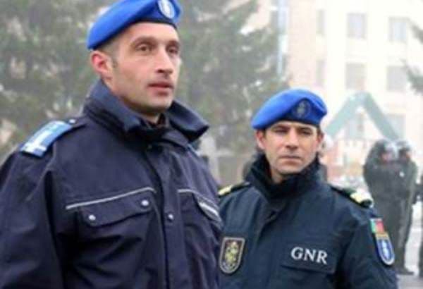 Un jandarm român instruieşte poliţişti ucraineni
