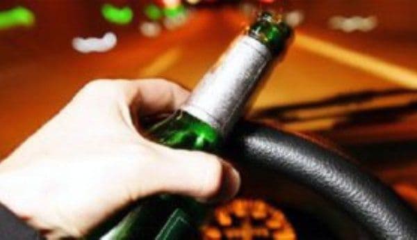 Depistaţi în trafic la volanul maşinii, deşi se aflau sub influenţa alcoolului