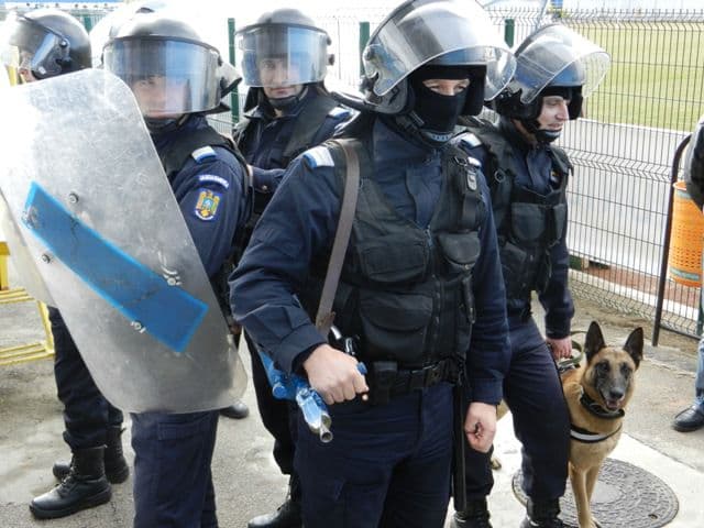 Activitate practică a jandarmilor pe Stadionul municipal Botoşani - FOTO