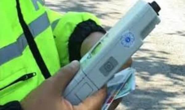 Beat criţă la volanul maşinii pe drumurile publice, fiind un pericol pentru persoanele aflate în trafic şi pietoni