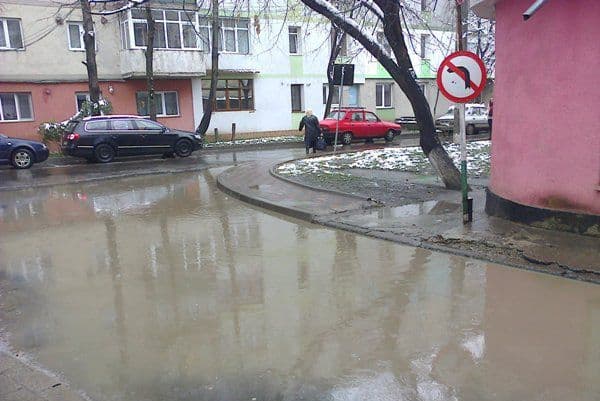 Primim la redacție – Scurgere de ape pluviale defectuoasă într-un cartier din Dorohoi - FOTO