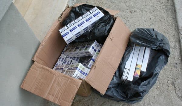 Bărbat din Dorohoi depistat de poliţişti comercializând ţigarete de contrabandă în Piața Centrală