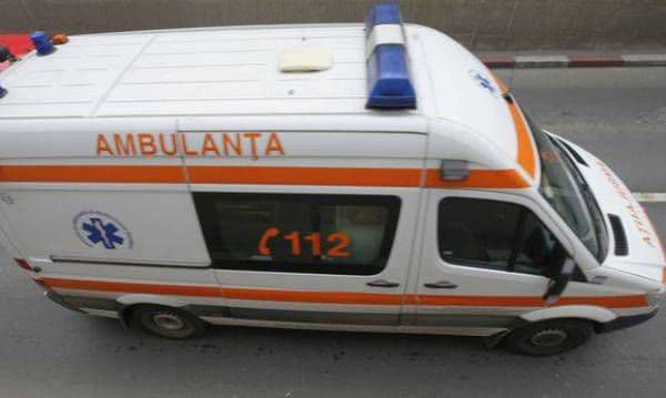 Două persoane au ajuns la spital după ce taxiul cu care circulau a fost lovit în plin de un alt autoturism
