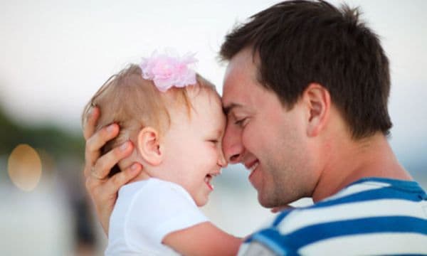 Se schimbă legea, pentru taţi. Ar putea beneficia de 10 zile de concediu paternal