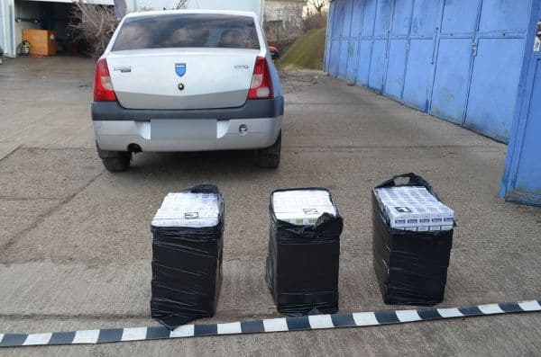 Doi bărbaţi cu dublă cetăţenie, depistaţi în timp ce transportau ţigarete de contrabandă - FOTO