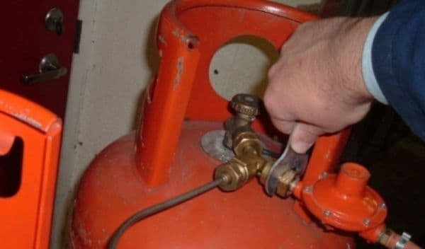 Pompierii Dorohoieni chemaţi în ajutor după ce o femeie era la un pas de a rămâne fără casă din cauza unei butelii