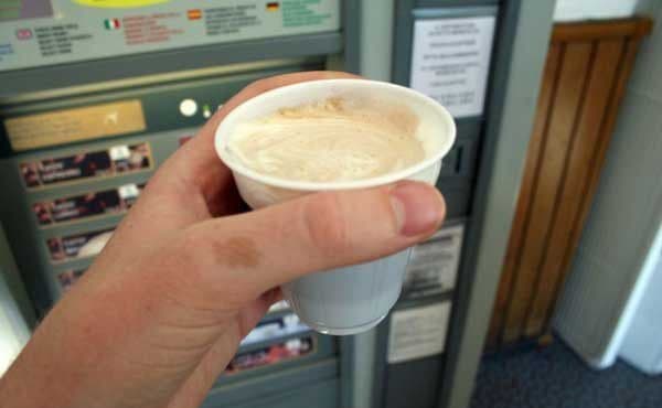 Şi tu bei cafea de la automat? Uite la ce pericole te expui! Acum că ştii, o mai cumperi?