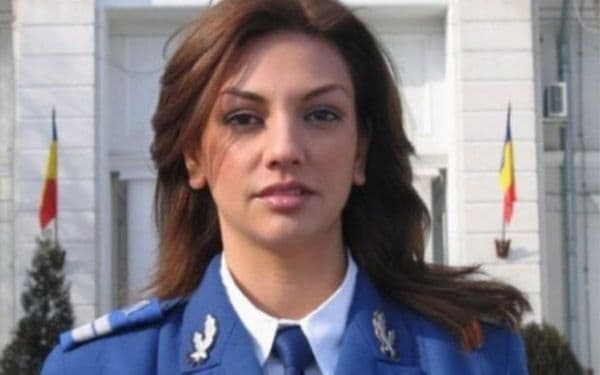 O româncă, cea mai frumoasă femeie în uniformă din lume