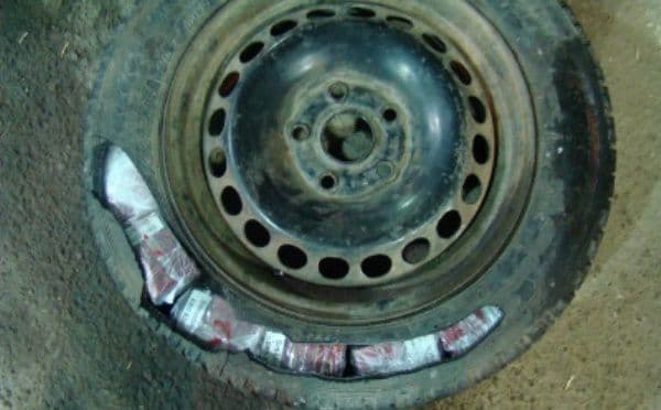 Ţigarete ascunse în portiere, roata de rezervă şi în rezervor, depistate de poliţişti